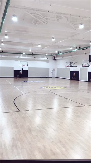Full size in-door basketball court at the Da Vinci apartments. Make this your new home. Call us today for a tour 833.233.1107. #apartments #dtla