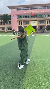 💪🔥 Những giây phút rèn luyện bản lĩnh và ý chí! Tại Trung tâm Giáo dục Quốc phòng & An ninh – ĐHQG TP.HCM, các chiến sĩ trẻ của Đại đội 22 – Khoá 454 đang hăng say luyện tập kỹ năng tự vệ – võ thuật. Không chỉ là những bài tập rèn thể lực, mà còn là hành trình tôi luyện sự kiên định, tinh thần kỷ luật và ý chí sẵn sàng vượt qua mọi thử thách. 👉 Mỗi động tác, mỗi pha kỹ thuật là minh chứng cho tinh thần “Học để rèn thân – Luyện để vững trí – Sống có trách nhiệm”. Một trải nghiệm đáng nhớ, để t