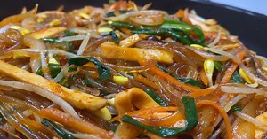 Making spicy and cold bean sprout japchae with crispness and spl