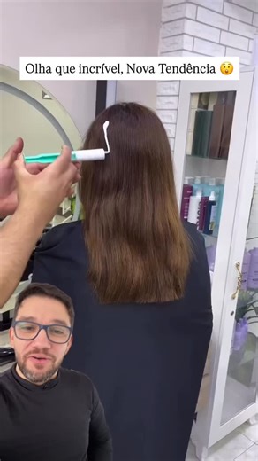 Fernando Lopes | Dicas on Instagram: "😱🔥 Olha que INCRÍVEL! Essa é a nova tendência para fazer luzes no cabelo ✨💛 Com uma simples seringa, basta aplicar o descolorante desse jeitinho, espalhar, “espumar” bem… e o resultado fica simplesmente LINDO! 😍 Uma técnica rápida, diferente e super moderna! 💬 Gostou? De 0 a 10, qual nota essa tendência merece? 📍Marca alguém que AMA novidades de cabelo! Segue @fazcomfe pra mais ideias incríveis 💎 . . . . . . . . . Créditos #cabelos #luzes #tendenciade