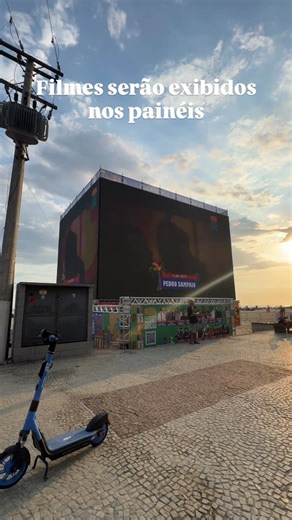 Canto do Forte - Praia Grande on Instagram: "Cinema na praia? TEMOS! 😍🍿 E já começa hoje (23)! Todos os dias, a partir das 18h, os cubos da orla exibem sessões de cinema simultâneas pra galera curtir de um jeito diferente. A programação começa com curtas-metragens do Cinemabs, valorizando o audiovisual da Baixada Santista, e depois segue com filmes que foram campeões de bilheteria, como Meu Malvado Favorito 4, Como Treinar o Seu Dragão e Gato de Botas. Uma experiência incrível pra curtir o fim