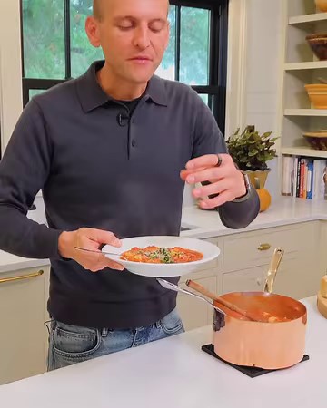 *TOMATO TORTELLINI SOUP* - PRINT the recipe: https://www.wyseguide.com/tomato-tortellini-soup/ If you need a bit of a different take on the traditional tomato soup, then this tomato tortellini soup is the answer! It's perfect for a cool fall or winter evening, and the pasta adds a bit of extra heartiness. Honestly, it's one of my new favorite recipes and I can't wait for you to try it! INGREDIENTS - 2 tbsp butter - 2 ribs celery, diced - 1 medium onion, diced - 1 tsp salt - 1/2 tsp black pepper 