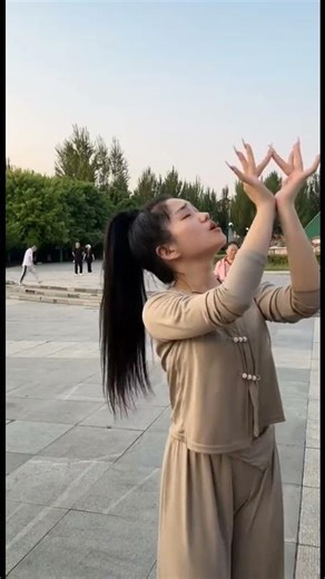 Finger Dance Challenge 'Childhood Hometown' Emotional Express Through Hands & Movement