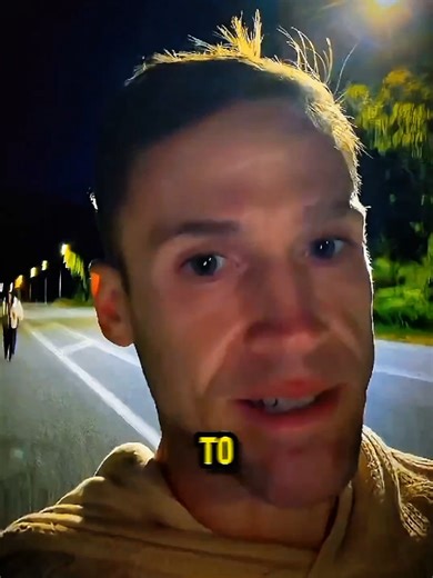 Snake Catcher vs Giant Python... #scarytiktoks #creepytok #horrortok #caughtoncamera #haunted #spoky #mystry #skinwalker #hunting #hauntedtiktok #storytime