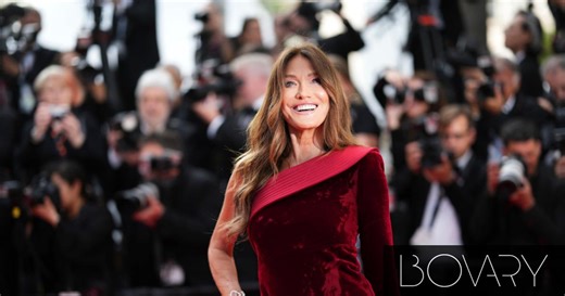 Στα 58 της χρόνια, η Κάρλα Μπρούνι μας υπενθυμίζει ότι τα μαύρα δερμάτινα παντελόνια δεν φεύγουν ποτέ από τη μόδα