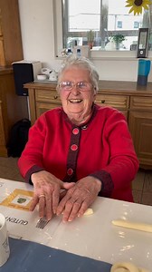 Heute stand Salzteig kneten auf dem Programm. 🧂👏 Der Fantasie waren keine Grenzen gesetzt: die einen formten lustige Figuren, die anderen gestalteten persönliche Namensschilder. Eine Aktivität, die nicht nur Motorik und Kreativität fördert, sondern vor allem richtig Spaß gemacht hat! 😄🧡 #salzteig #pflege #seniorenbetreuung #senioren #seniorenpflege #fantasie #knete #kreativ | Seniorengarten "Alte Schule" - Solitäre Tagespflegeeinrichtung