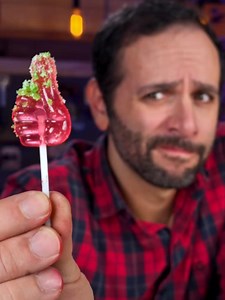 POR QUE esse PIRULITO EXPLODE na BOCA? Parece mágica, mas por trás desse doce existe uma história de química, pressão e uma invenção que tomou um rumo completamente diferente do esperado. Neste vídeo, a gente descobre como funciona o famoso doce carbonatado, por que ele faz esse efeito tão característico e o que ele tem em comum com uma garrafa de refrigerante. E o mais curioso é que tudo começou com uma tentativa de criar um produto totalmente diferente. #doce #explosão #infância #pirulito #quí