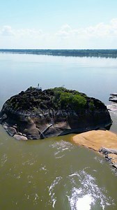 Nuestra amada capital histórica, Atabapo más de 260 años de historia, allá está la famosa Piedra de Castillito una referencia espiritual y turística que hace sentir orgullosos a los Atabapeños y a los amazonenses cada vez que pasan por ahí en sus viajes por el Orinoco. Que Dios bendiga a Atabapo. #venezuela #amazonas #Atabapo #turismo | Anderson Velasquez