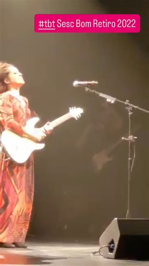 #TBT Sesc Bom Retiro 2022 @sescbomretiro ❣️🎶 Recebi esse vídeo de um fã …. O público cantou comigo logo no início da canção e depois a banda entrou com o “Groove” original da canção “Tudo de bom” (Fernanda Porto/Lina de Albuquerque) @linadealbuquerque ❣️🎶❣️Que show delicioso! Obrigada Bruno Werner Bateria @wernermusic91 Samuel Bueno Baixo @szbueno e Rafael Bissacot Guitarra @rafael.bissacot | Fernanda Porto