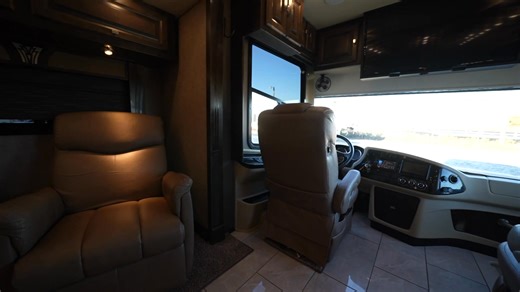 2017 Tiffin Phaeton 40AH - 39,000 miles - 41 feet - 4 slides + KING...