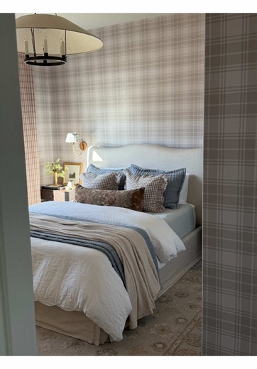 HOW TO MAKE YOUR BED LIKE A DESIGNER There’s an anatomy to achieving a designer bed! The biggest tip I can give is to include lots of layers, various textures, mixed patterns, and a pop of color! Visit my Instagram to see a step by step on how to do this! #bedding #howtomakeyourbed #bedlayering #home #cozyathome Bedding, bed linens, bedding tutorial, designer bedding, how to make a bed