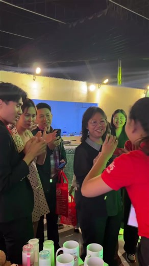 ထာ၀ရ၀ိန့်စိန်ရဲ့ ဆုလက်ဆောင်တွေရယူပြီး ပျော်ရွှင်နေကြတဲ့ ဧည့်သည်တော်ကြီးများ🥰 #eternalweintsein #ninikhinzaw #thesquare #positivevibes #jewelry