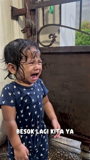 Madeline ngak mau berhenti mandi hujan #dailyvloganak #kesehariananak #bayilucu #kakakadiklucu