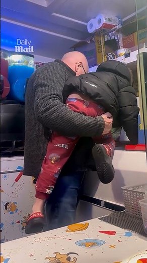 Ice cream man lets non-verbal boy in van for treat 😍