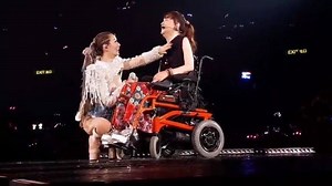 鄭秀文 Sammi Cheng昨晚（23日）迎来第十场 ＃FOLLOWMI 演唱会，特邀请了吴少芳（Jodi）担任演唱会嘉宾，一起演唱《默契》！ 或许人们对吴少芳些许陌生，其实她与郑秀文于1988年一起参加新秀比赛，也是前女子组合Face To Face的成员，但在1992年因一次严重交通意外，导致头部以下瘫痪，需长期坐在轮椅上。 Sammi此次邀请jodi当然演唱会嘉宾，帮助热爱唱歌的她完成在红馆上演唱的梦想，让观众们满满的感动！ 完整报道：http://www.988.com.my/entertainment/190724-sammi-followni-concert/?fbclid=IwAR3SDYjSTzS4xFjCIEYnYownC-6zq7-D7RphJDOdmrqA8Jt1Xe7LErywxKg ＃小编精选 ＃FOLLOWMI #视频取自joyceyuenyuen_IG 📻在线收听👉 http://www.988.com.my/streaming/ 📲下载988apps 👉http://onelink.to/38heu3 📱988 IG👉https://goo