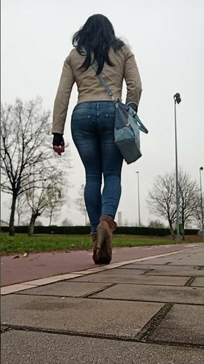 walk un high heel and jeans