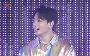 【BTS】《Boy with luv》现场超清中字|现场乐队版本的小诗_哔哩哔哩_bilibili