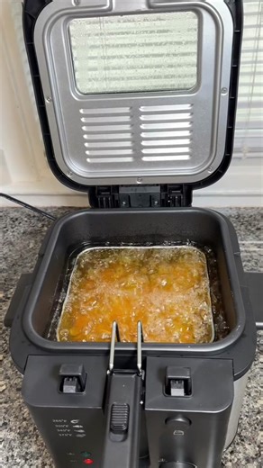 This electric deep fryer is so convenient! I can deep fryer anything in a matter of minutes! #deepfryermachine #deepfriedtiktok #deepfried #kitchengadgets #kitchenmusthaves