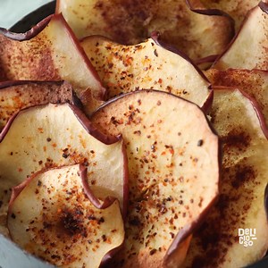 Estos chips de manzana crujientes y deliciosas son el snack perfecto para botanear a media tarde o también como postre ligero. #chipsdefrutadeshidratada | Delicioso