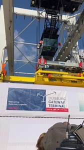 🍾Auch Ministerpräsident Hendrik Wüst kam zur Eröffnung des Duisburg Gateway Terminals. Auf der ehemaligen Kohleinsel im Hafen sollen künftig hunderttausende Container verladen werden. Alle Infos findet ihr im Artikel, den wir im ersten Kommentar verlinkt haben. | WAZ Duisburg