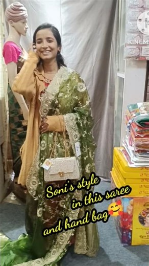 New Year Offer🎊 Designer Saree🥰7004742071@SALONI The Fashion Gallery