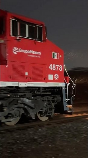 Ferromex 4878 llegando a Guadalajara bajo una lluvia de verano