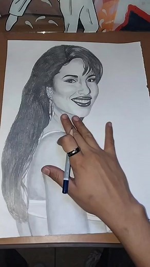 Cómo dibujar a Selena Quintanilla: Tutorial de arte