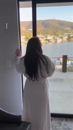 Erica Costello | Southern California Guide on Instagram: "🌊TWO NIGHT RESORT & DINNER GIVEAWAY CLOSED! Congrats @bazigirl01 🌊 I’m so excited to share that I’ve paired up with one of my favorite waterfront resorts, @lakehousehotel, to give one of YOU a 2-night luxury stay at their stunning property, along with a meal for two at @brickmanssd to celebrate locals summer. See below for how to enter & more details on why this resort is always at the top of our list when it comes to places to stay in 