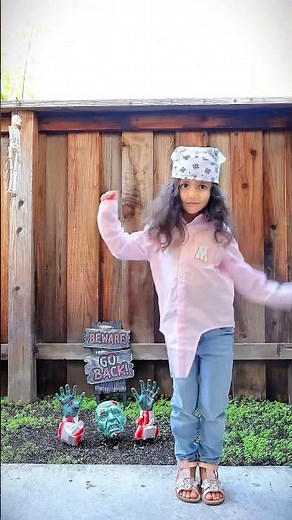 Spooky Scary Skeletons Dance 🎃💀