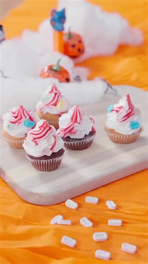 PEZ Halloween party snack 🎃🕷️ #pez #pezcandy #pezmakesyousmile #halloween #cupcakes #cupcakeideas | PEZ