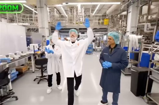 🌱 on Instagram: "mrbeast is promoting and normalizing lab grown meat for a young audience. in a recent video, he compared traditional chicken to lab grown chicken made by upside foods a company that says it has produced hundreds of thousands of pounds of meat without killing any animals. after trying both, mrbeast said he couldn’t tell the difference. some people are now calling him “the new bill gates,” arguing that his content encourages kids to embrace technologies like lab-grown meat, a con