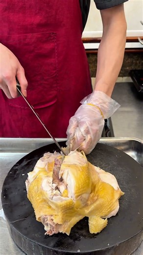 Đã mắt với kỹ năng lọc lườn gà ta da vàng óng mượt tại Phở Gà Huyền Hương