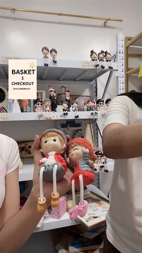 New Happy Family Figurine Resign Decoration 4pcs Home Decoration living room Lovely Family decoration Cartoon Hanging Feet Boy Girl Figurines Desk Ornaments