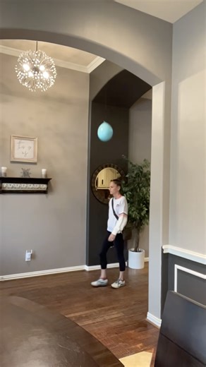 Even the mirror couldn’t hold it together 😂😂