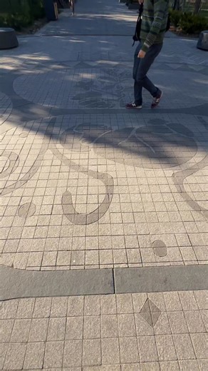 A moment that feels like Hozier’s yell — the reopening of Upper Main Road. 🤩 A sustainable, accessible and inclusive public space, the revitalized Upper Main Road incorporates low-carbon materials, advanced rainwater management, and a 20-per-cent reduction in paved areas to create a greener campus environment. At its centre, Tsi Non:we Onkwatonhnhets (“The Place Where Our Life Force Emerges from the Earth”) features a granite turtle shell engraved with 13 artworks by Oneida artist Alanah Jewell