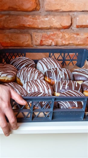 En un momento donde los discípulos estaban llenos de miedo, encerrados, inseguros y sin esperanza, Jesús resucitado se presenta en medio de ellos y les dice: “Paz a vosotros” (Juan 20:19). Ese es mi Rhema, una palabra viva que no solo fue para los discípulos en aquel tiempo, sino también para mí y para ti hoy. Una paz que no depende de las circunstancias, sino de la presencia de Cristo. Cuando los temores nos rodean y las dudas quieren paralizarnos, recordemos que Jesús sigue viniendo a nuestro 