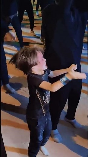 شوفو جنون هاذه الطفل ليله الامام العباس 🥺 محرم 1444هـ