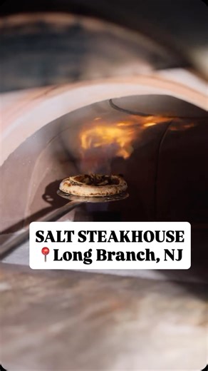 Long Branch, make dinner reservations at SALT STEAKHOUSE @thesaltsteakhouse tonight, because you’ve got to try this dish. It’s their homemade flatbreads. They make the dough fresh in-house, and they stone-fire it to perfection, getting that nice gold crisp and flavor. They have four different types on their menu: 🫓 BBQ Flatbread — with smoked brisket, barbecue sauce, caramelized, onion, and mushrooms, and chipotle aïoli 🫓 Lamb Flatbread — with baharat lamb, herb hummus, pignoli nuts, tomato, a