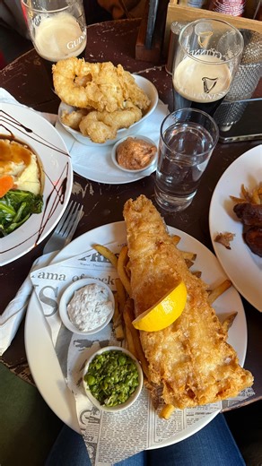 Rebecca දිසානායක on Instagram: "Itinerario alternativo a Londra 🇬🇧 Hampstead è uno dei miei quartieri preferiti della città, ha qualcosa da offrire in ogni momento dell’anno ed è il perfetto rifugio per chi vuole esplorare una Londra meno turistica. Dai café ai bookshops, passando per il parco di Hampstead Heath, sono sicura che assaporerai un’atmosfera tipicamente inglese e scoprirai che la vita lenta esiste anche qui! ☕️ Ci sei mai stat* o vorresti aggiungere questa tappa al tuo prossimo via