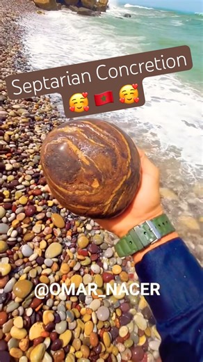 This Septarian Concretion formed millions of years ago from clay/organic matter on the seafloor.🇲🇦