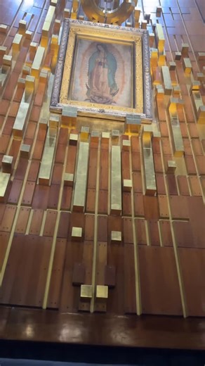 MICHELLE GALVÁN 🌼 on Instagram: "✨En la #BasílicaDeGuadalupe la Virgen Morena nos recibe con una ternura silenciosa. Su mirada baja parece abrazar las historias que llegan a sus pies: generaciones que se encuentran, milagros cotidianos que no hacen ruido. Hoy elevo mi gratitud por el momento en que mi padre y mi hija se conocieron. Bajo su manto, el tiempo se une: el pasado que dio raíces y el futuro que florece. Gracias, Madre Guadalupana, por custodiar ese encuentro que sembró amor entre gene