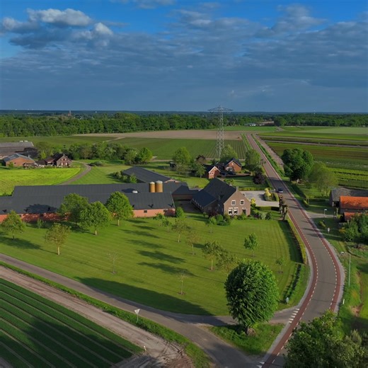 Te koop: prachtige boerderij! Een buitengewone kans voor wie houdt van ruimte, natuur en mogelijkheden! https://www.funda.nl/detail/koop/maasbree/huis-zandberg-19/43070028/ Delen word gewaardeerd. | Eric Van Roy