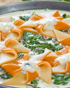 3 idées d'œuvres d'art comestibles ! Roses de betterave rouge 150 g de betteraves rouges 200 g de farine (T45) 200 g de farine de maïs 1/2 c. à c. de sel 3 œufs 2 c. à s. d'huile 100 g de garniture à la ricotta Moulins de pâtes Pour la pâte orange : 100 g de farine (T45) 100 g de farine de maïs 1/4 c. à c. de sel 3 œufs 30 g de concentré de tomates 2 c. à s. d'huile Pour la pâte jaune : 100 g de farine (T45) 100 g de farine de maïs 1/4 c. à c. de sel 2 œufs 2 c. à s. d'huile Pâtes succulentes 10