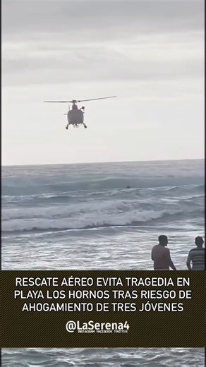 Rescate aéreo evita tragedia en Playa Los Hornos tras riesgo de ahogamiento de tres jóvenes Durante la tarde de este martes, cerca de las 18:30 horas, se registró un grave incidente en Playa Los Hornos, donde tres jóvenes que se encontraban bañándose fueron arrastrados por el fuerte oleaje y estuvieron a punto de ahogarse. Según información preliminar, dos de los jóvenes lograron salir del mar por sus propios medios, mientras que un tercero, un adolescente de 17 años, quedó atrapado en el agua s