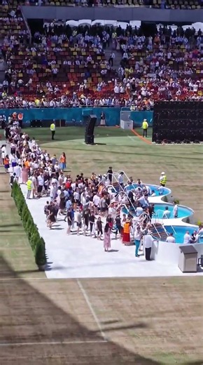 Siguen los bautismos... estadio lleno