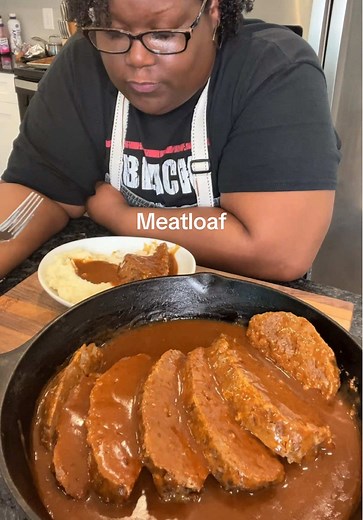 Delicious Meatloaf Recipe with Gravy and Mashed Potatoes