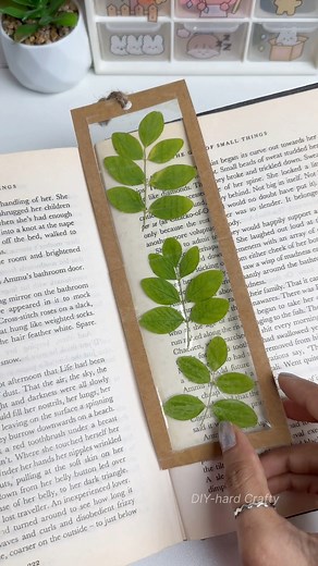 Nature Bookmark DIY 🌿 | DIY-hard Crafty