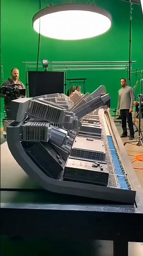 Inception Behind the Scenes : Maket Set Cities and Buildings Collapsing Into Themselves