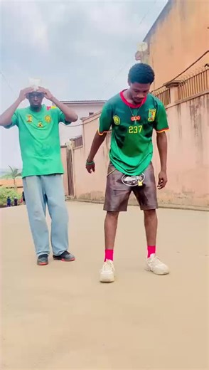 oui ils m'ont mis d'accord. appelle à tous les autres danseurs pour un duel sur ce sortilège 😎💥🔥#viralvideos #vxrecords #camerountiktok🇨🇲 @senateur.kior @Trésor Brown 😍officiel 🇨🇲 @El fallydu237