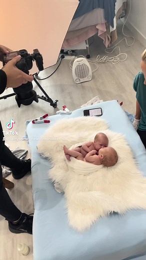 12M views · 225K reactions | Newborn twins #newbornbaby #newbornphotography #newbornphotographer #newbornstudiophotography #newbornsession #newbornphotoshoot #newbornphotos #babylove #identicaltwins | Cathy Brown Photography | Facebook